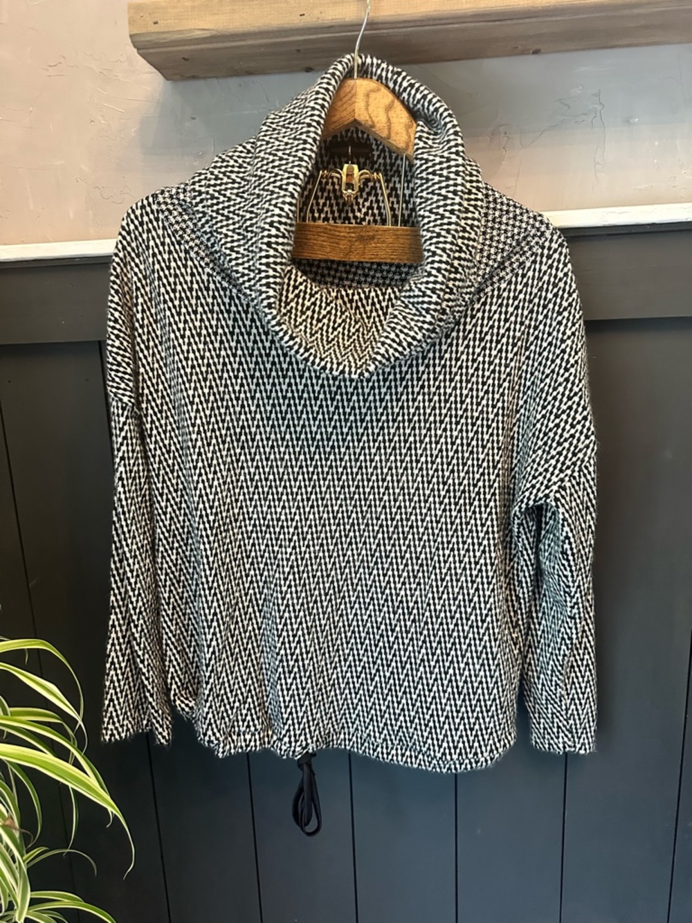 Woman's Black and White Herringbone Cowl Neck Knit Top sz‎ XL